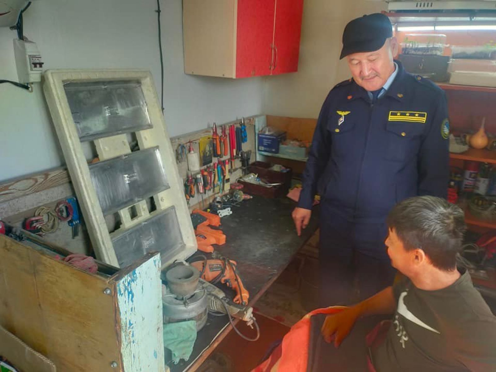 Шу теміржолшылары мүгедектігі бар бұрынғы әріптесіне қолдау көрсетті