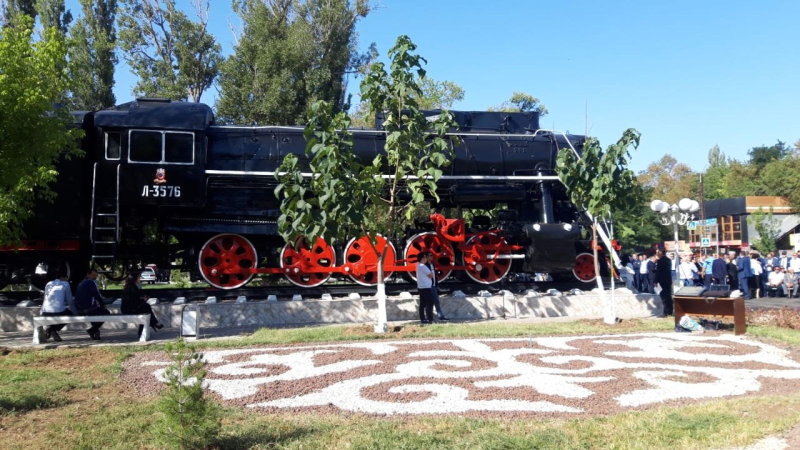 Старинный паровоз установили перед вокзалом в Таразе