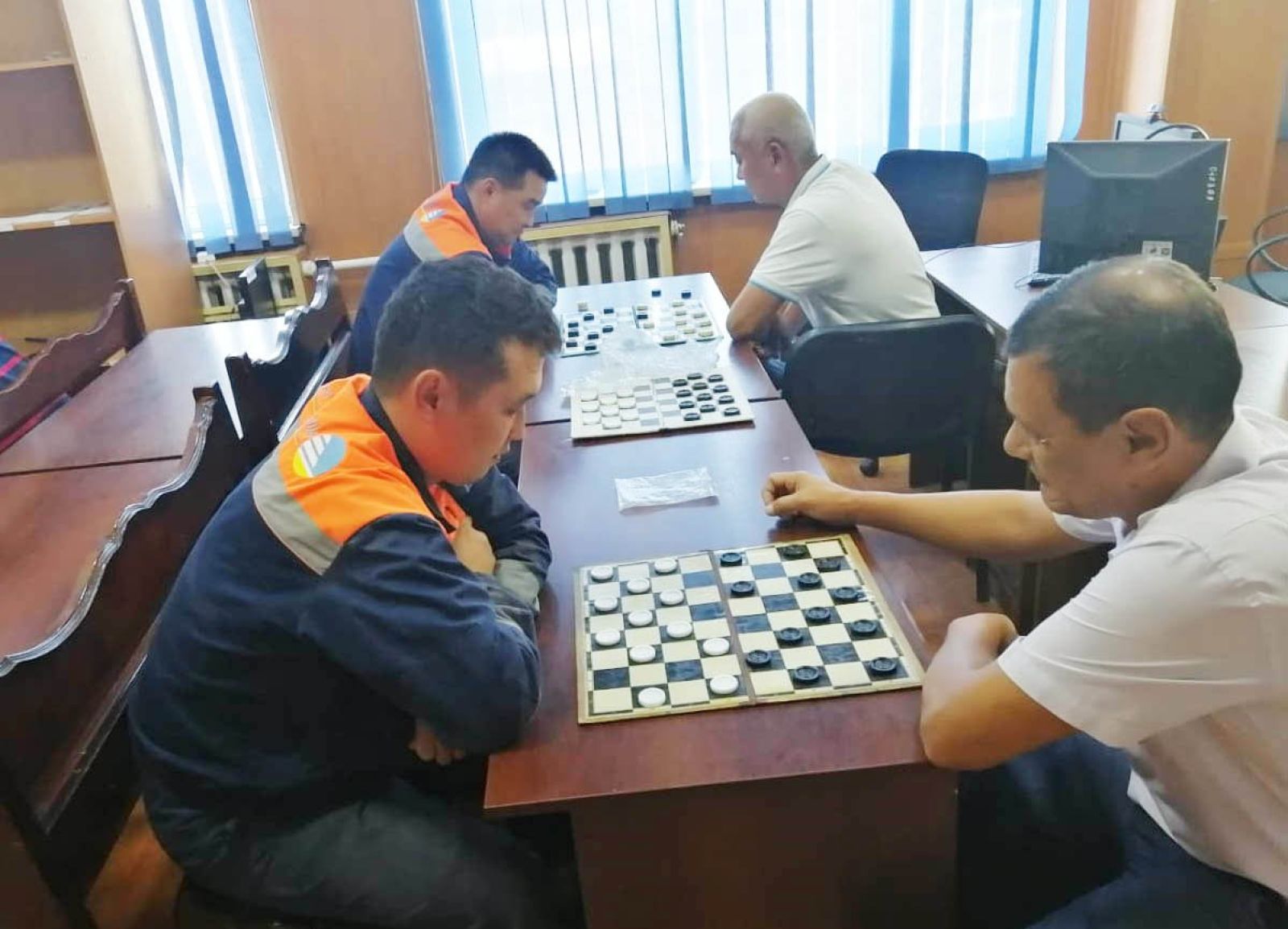 Теміржол мекемелері арасында дойбы, дартстан сайыс өтті