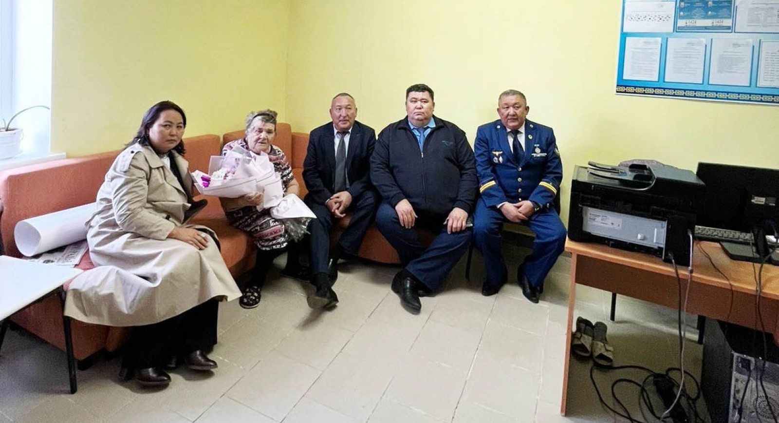 Бір топ теміржолшы қарттар үйіндегі бұрынғы әріптестерін қуантып қайтты
