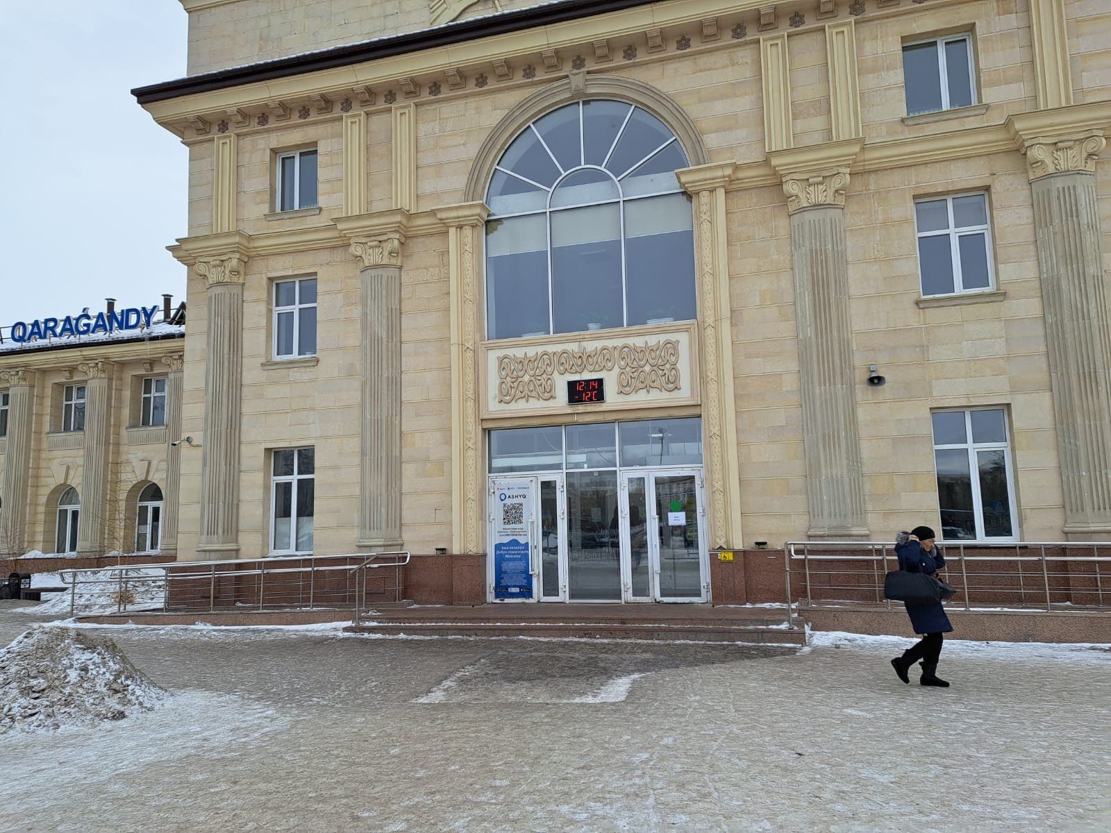 Продолжается регулярная уборка от снега на вокзале Караганды