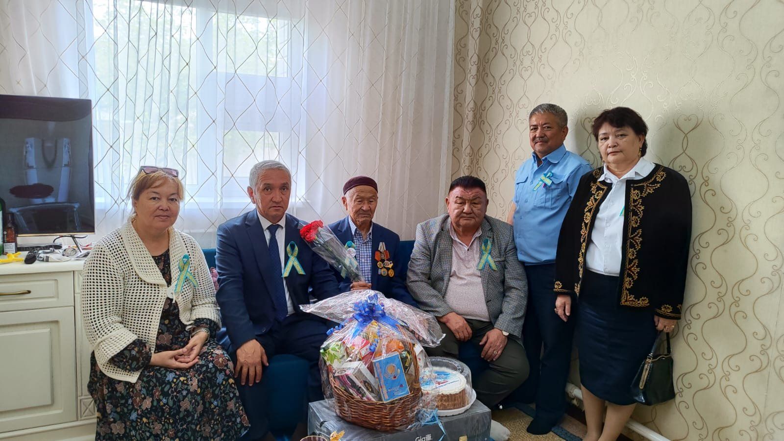 Суреттерді түсірген автор