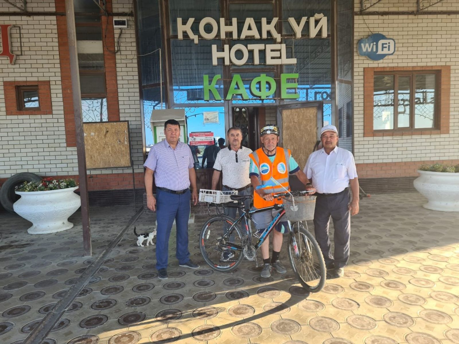 Суретті түсірген автор