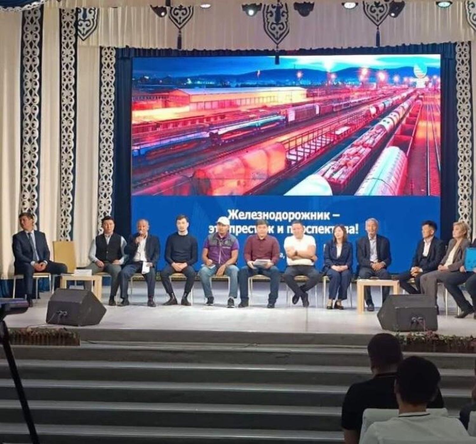 Жамбылдық теміржолшылар мектеп түлектерімен кездесті
