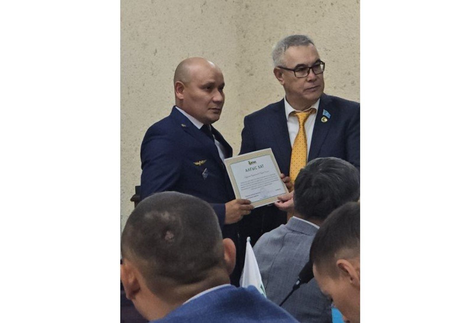 Атырауда су тасқынына қарсы күрестегі еңбегі үшін теміржолшы марапатталды