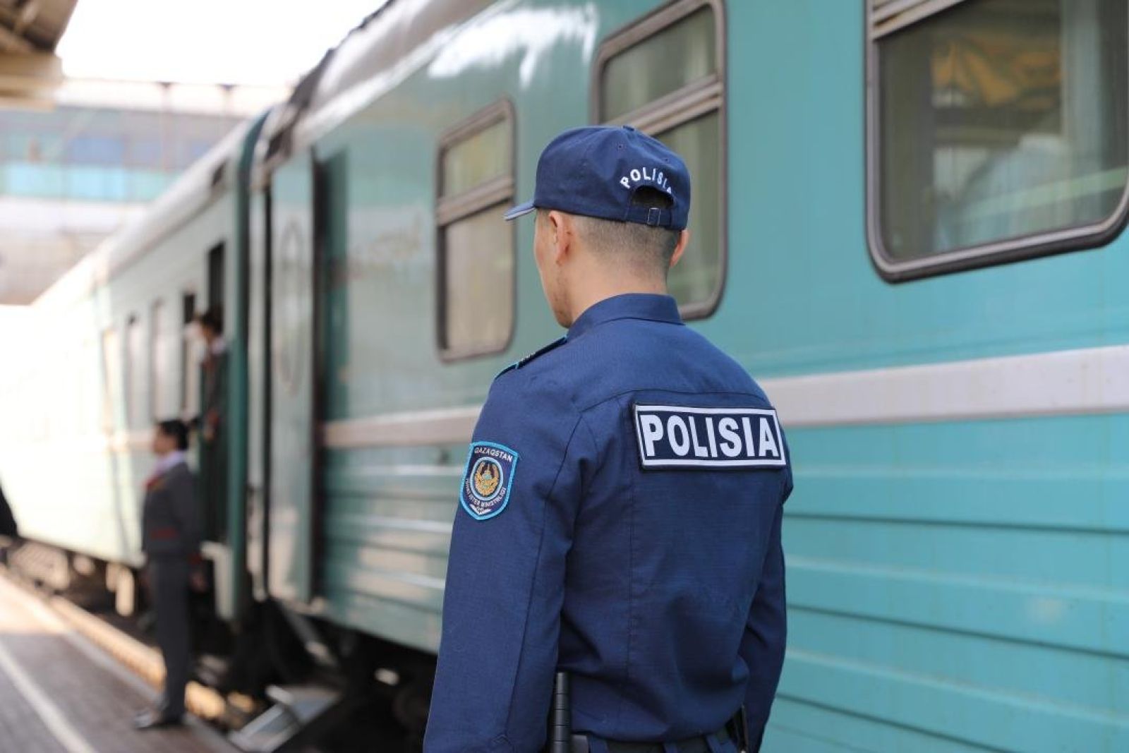 Пойыздағы адамдардың мазасын алған мас жолаушы айыппұл арқалады