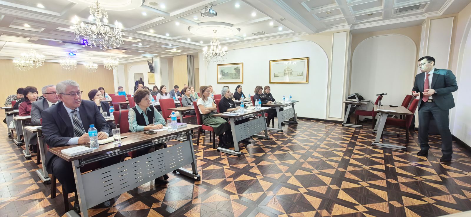 Суретті түсірген автор
