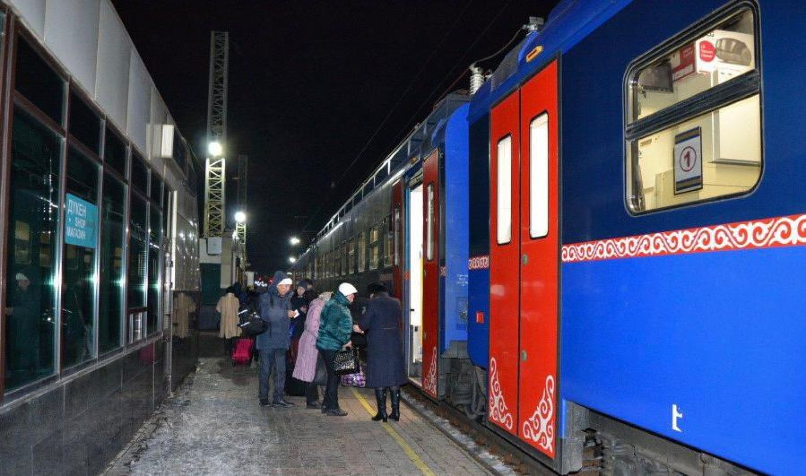 Автожолдың жабылуына байланысты жолаушылар пойызбен тасымалдануда