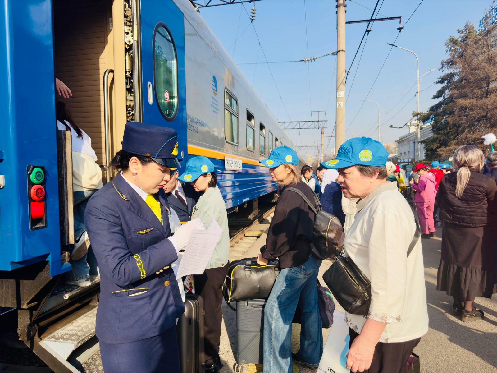 Более 120 пассажиров отправились в путешествие на туристическом поезде «Jibek Joly»