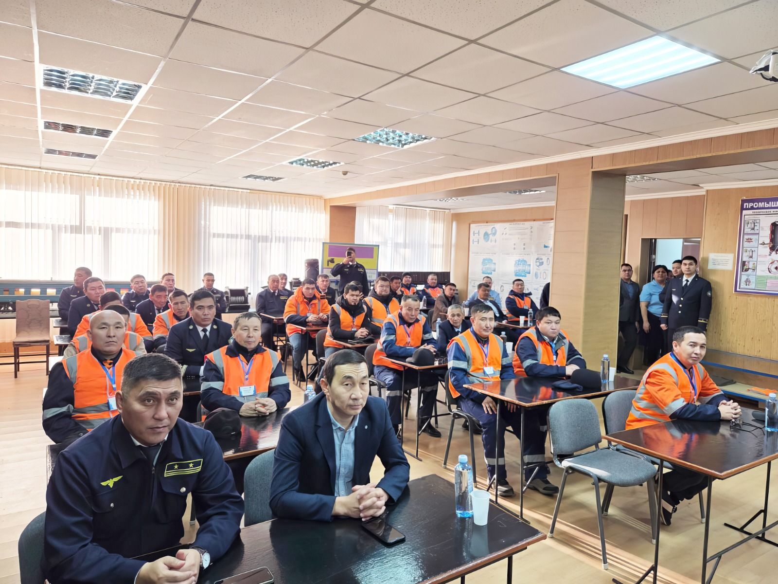 Суреттерді түсірген автор