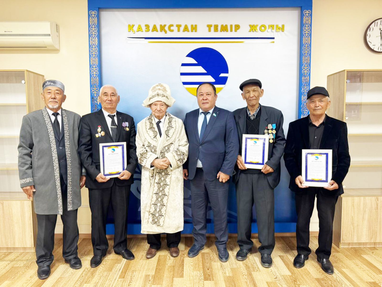 Суретті түсірген автор