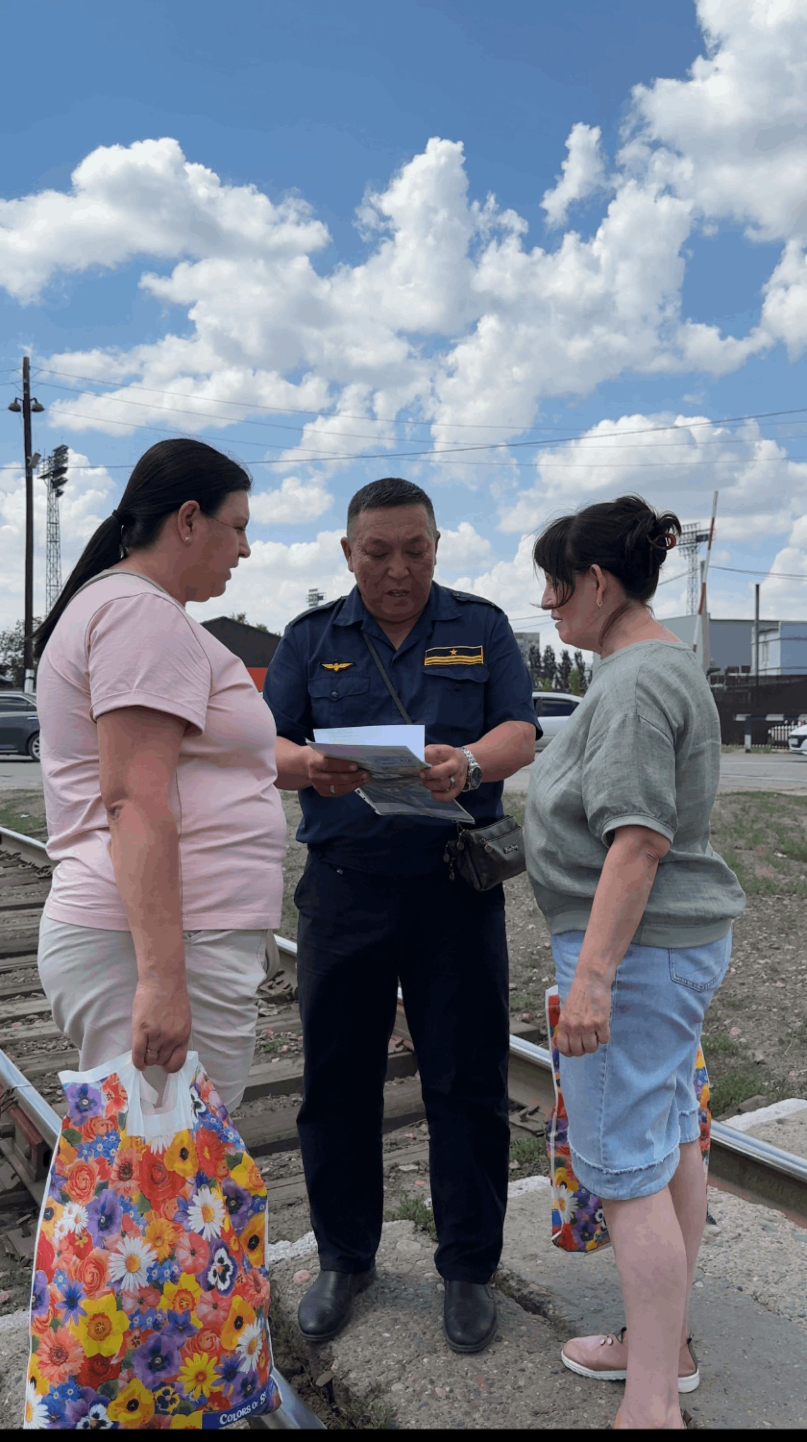 Водителям и пешеходам напомнили о правилах безопасности на железной дороге в Семее