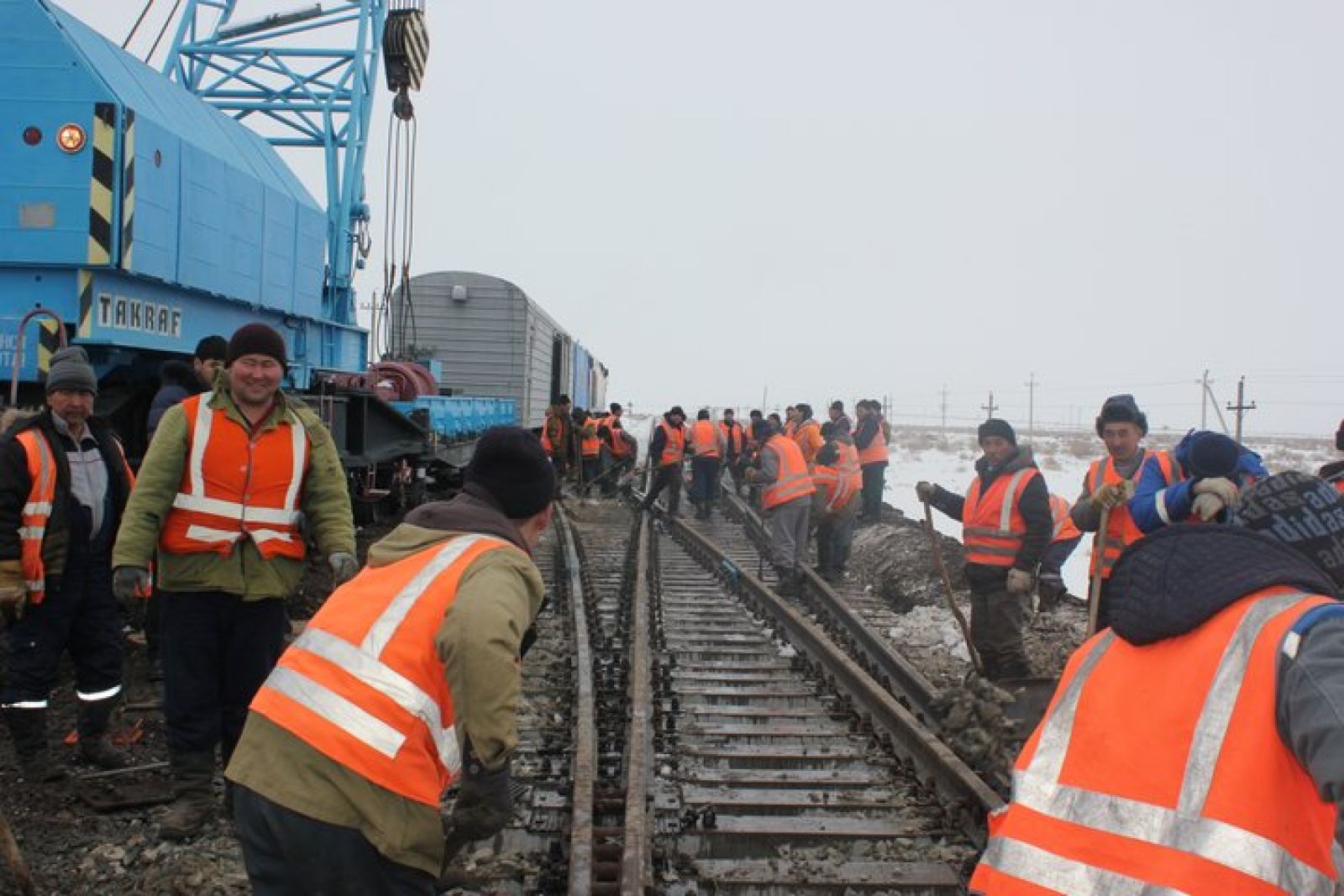 Белкөл станциясының теміржолшылары бағыттамалық бұрмаларды ауыстырды