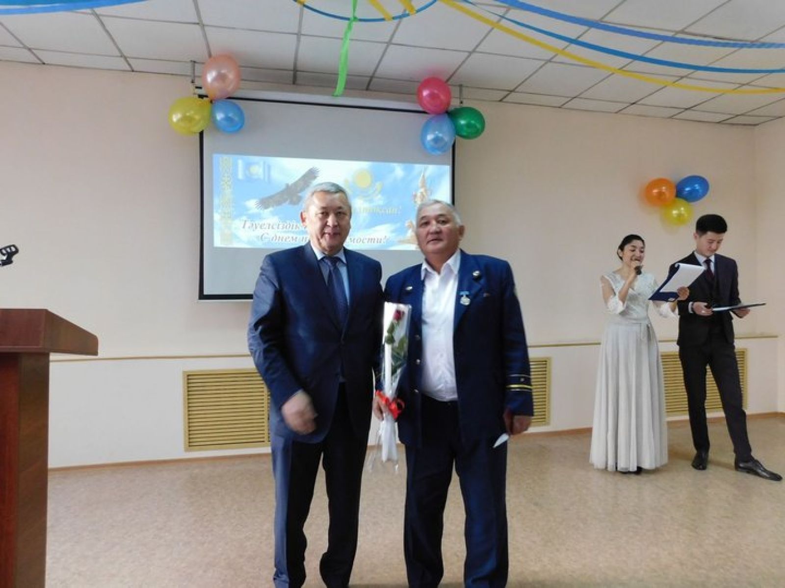 Вручили нагрудный знак «Адал еңбегі үшін»