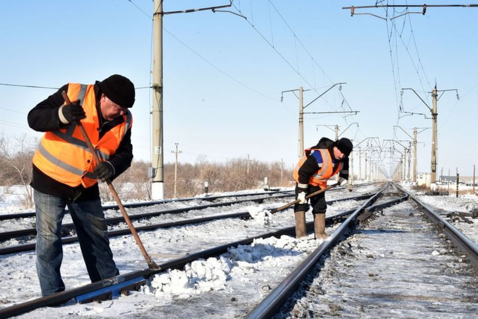 Железнодорожники очистили пути для обеспечения движения поездов
