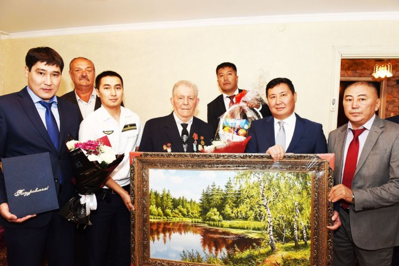 «КТЖ – Грузовые перевозки» поздравили Почетного железнодорожника с 90-летним юбилеем