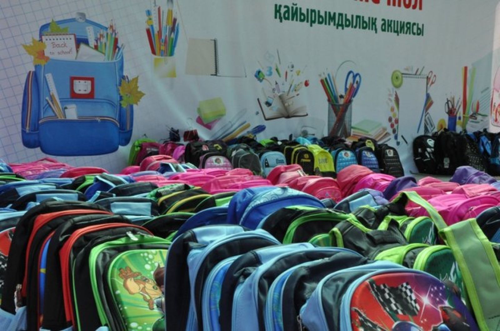 Семейлік теміржолшылардың балаларың мектепке жинады