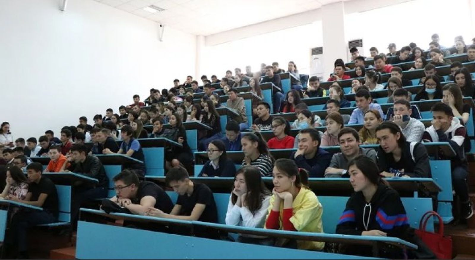 Отзыв лицензии у КазАТК обсудили железнодорожники
