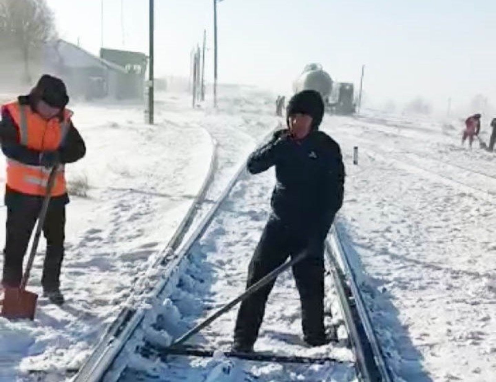 Ақтөбелік теміржолшылар пойыздың жолын ашу үшін  күндіз-түні қар тазалап жатыр