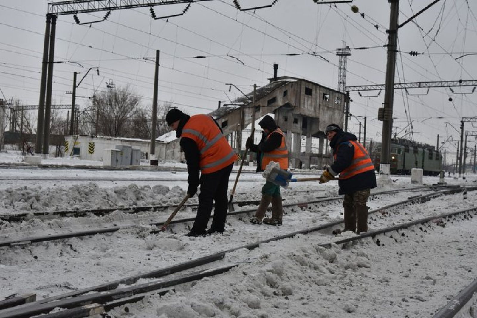 Более 3,8 км пути очистили от снега железнодорожники в конце марта