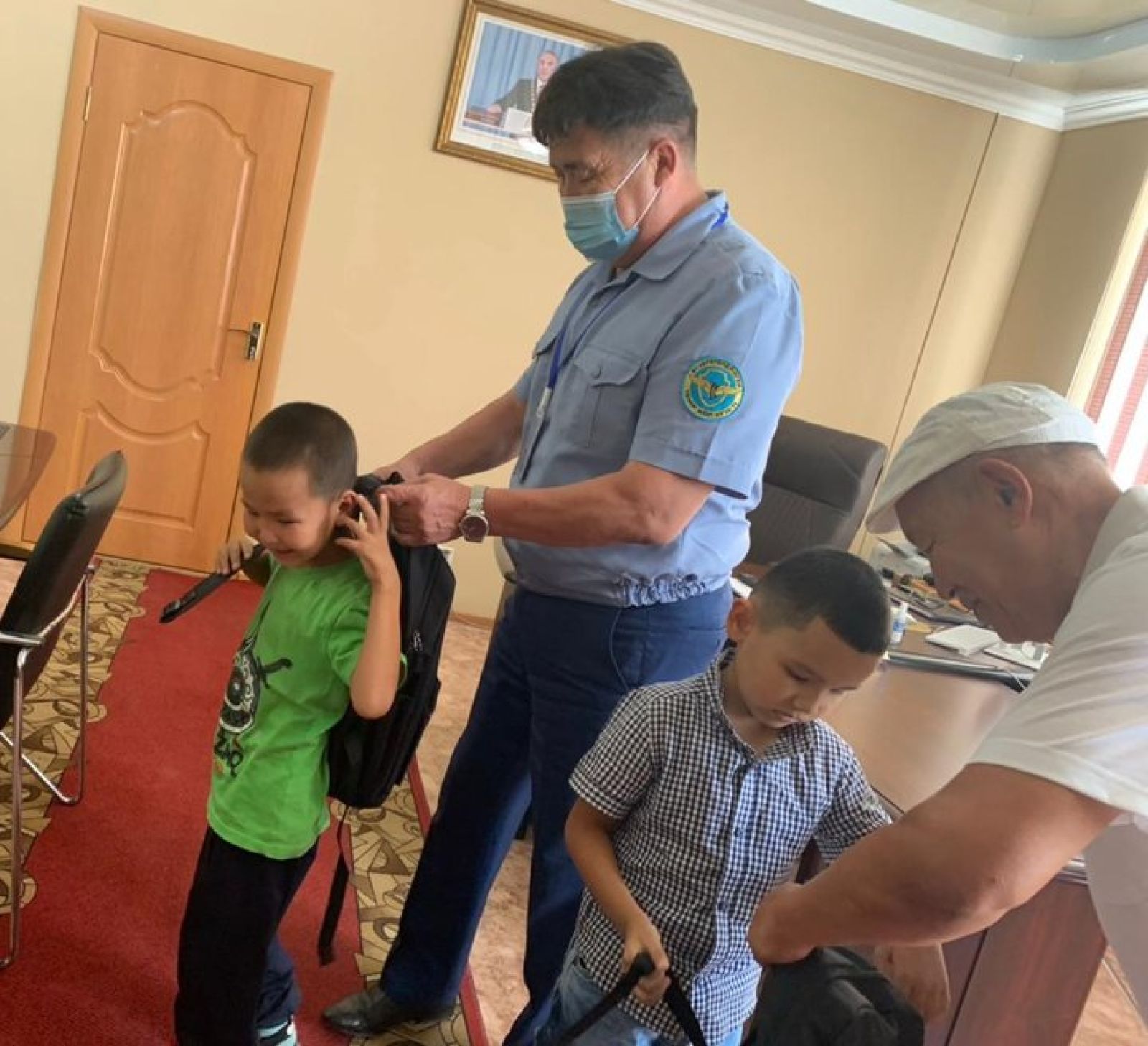 Ақтөбеде Әскерилендірілген теміржол күзеті 75 балаға оқу құралдарын сыйлады