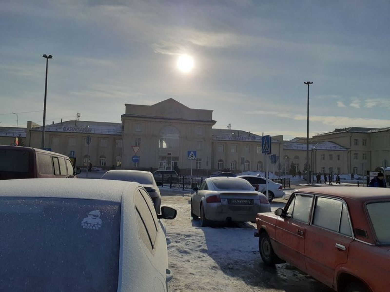 С вокзала Караганды вывезено 3 КамАза снега весом 60 тонн
