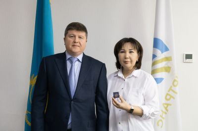 В Қазтеміртрансе наградили 36 сотрудников в канун Дня Республики