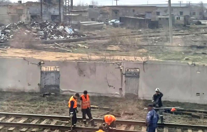 Власти Караганды предложили штрафовать за мусор вдоль железнодорожного полотна