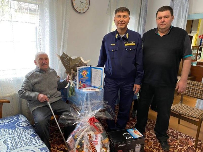 Павлодарские железнодорожники посетили ветеранов войны