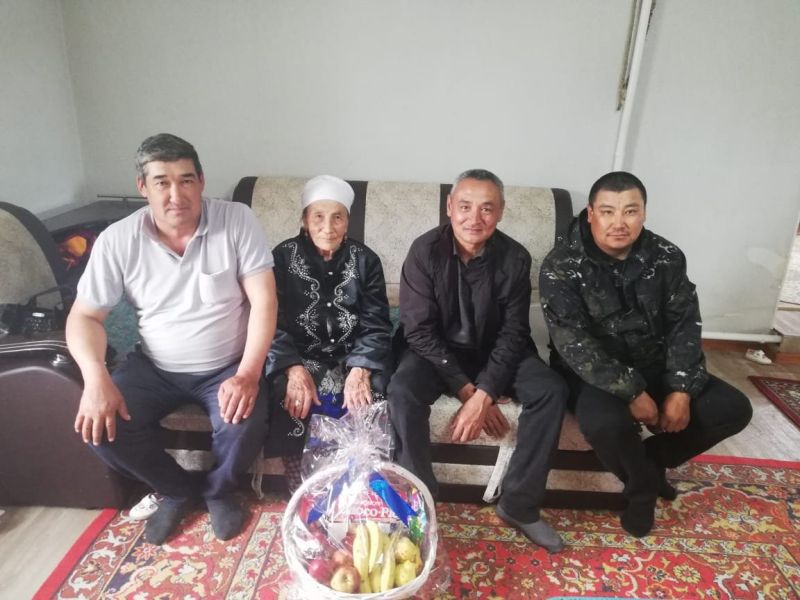 Ақтөбеліктер Жеңіс күніне орай "Ардагерлерге тағзым" акциясын ұйымдастырды