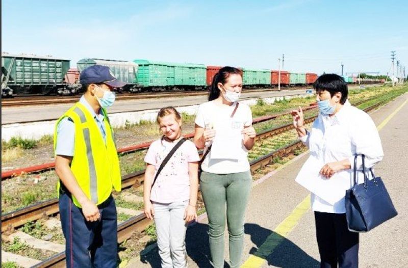 Более 100 школьникам в Усть-Каменогорске напомнили о правилах безопасности на железной дороге