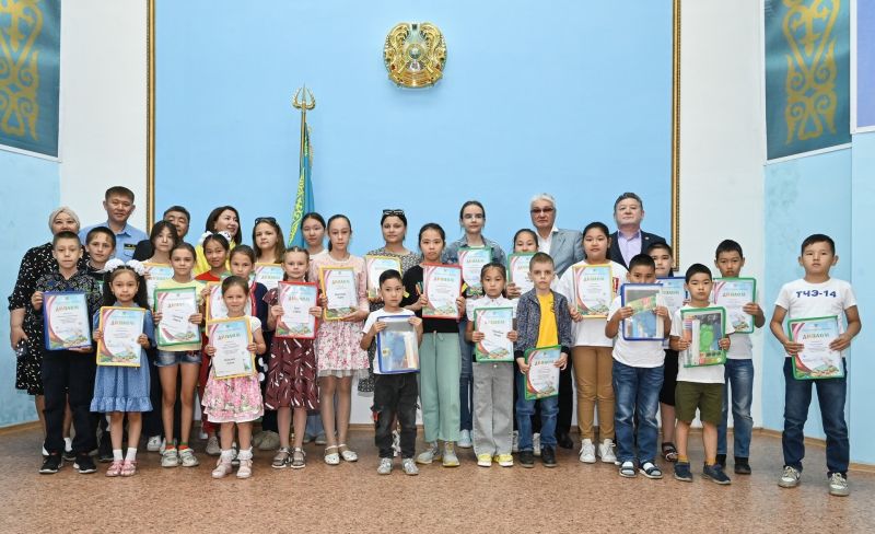 В Караганде наградили победителей конкурса детских рисунков «Әлем балалар көзімен»