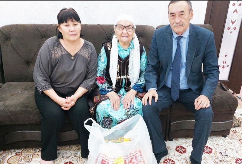 Станция басшылығы қарт зейнеткерді 87 жасымен құттықтады