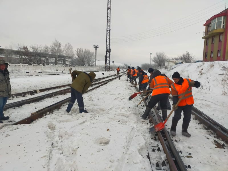 Железнодорожники круглосуточно борются со снегом