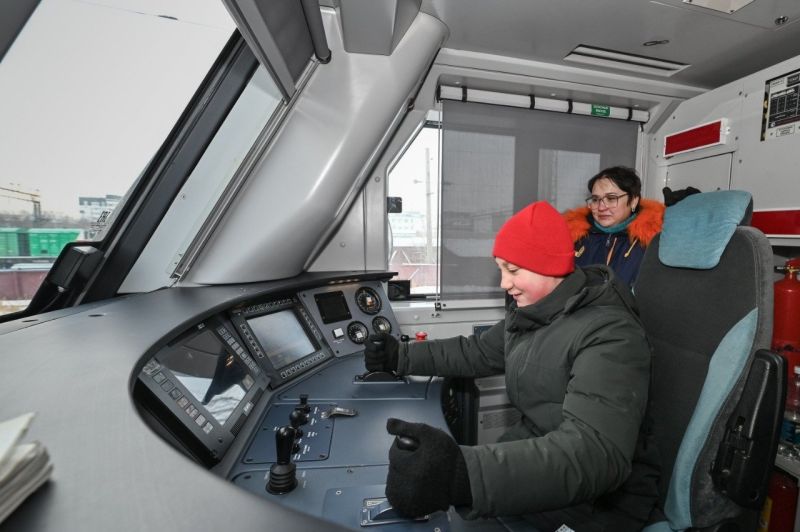 Под Новый год столичные железнодорожники исполнили заветное желание особенного мальчика
