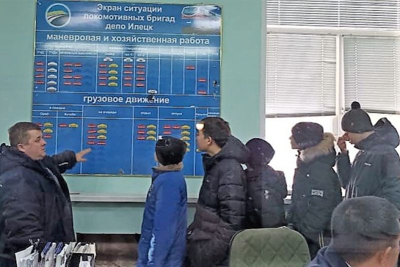 Илецкие железнодорожники провели для школьников экскурсию по локомотивному депо