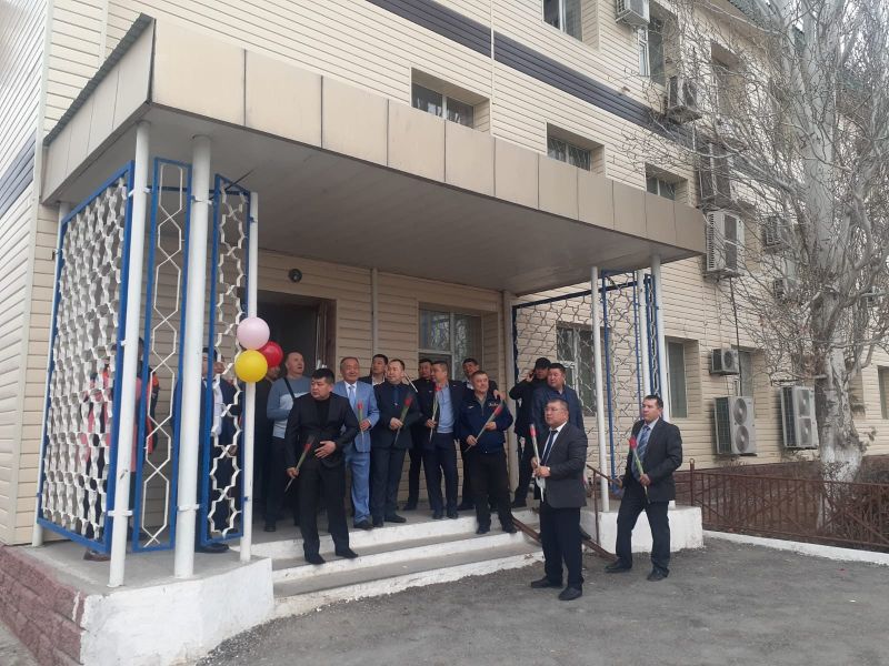 Қызылордалық теміржолшылар әйелдер қауымын гүл шоқтарымен күтіп алды