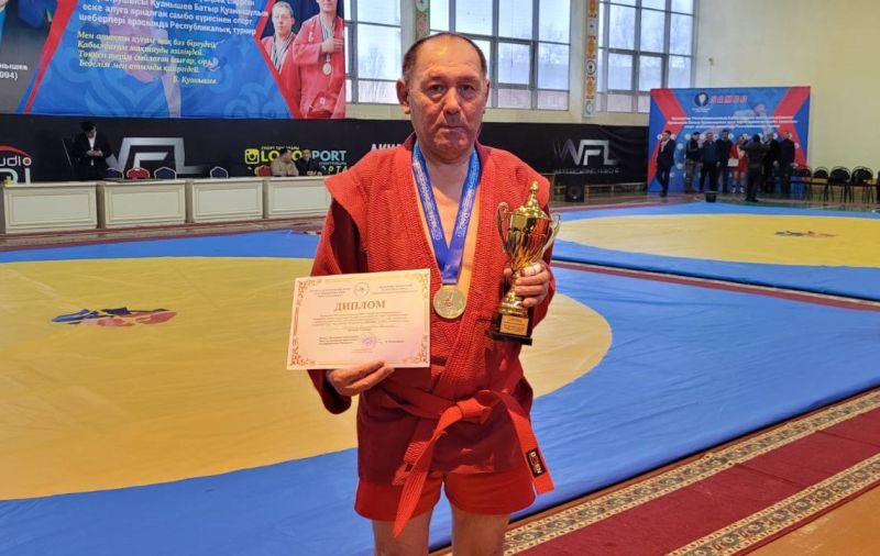 «Золото» турнира по самбо среди ветеранов завоевал спортсмен-железнодорожник из Атбасара