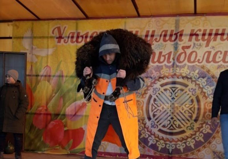 Железнодорожник станции Ақадыр поднял барана 120 раз
