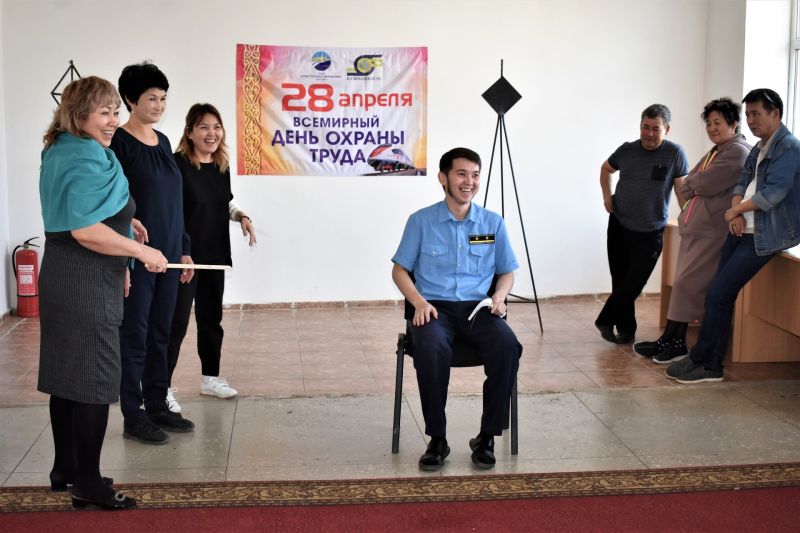 Знания правил и требований охраны труда проверили у железнодорожников в Уральске