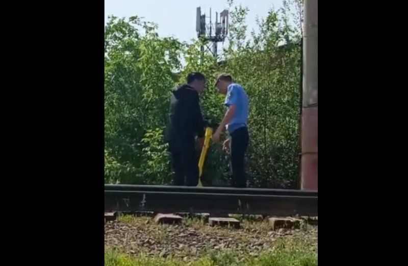 Алматыда самокатшының кесірінен машинист пойызды шұғыл тоқтатуға мәжбүр болды