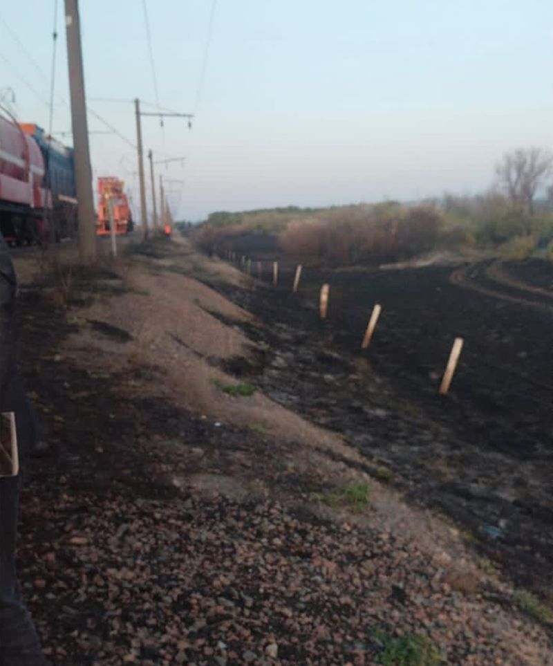 Акмолинские железнодорожники выявили степной пожар и участвовали в его ликвидации