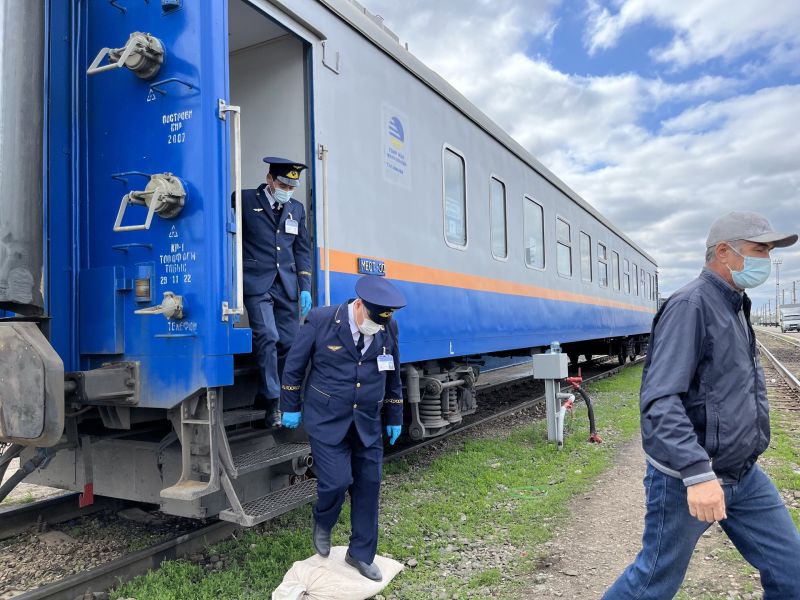 Қауіпті індет жұқтырған жолаушы пойыздан түсірілді (Фото)