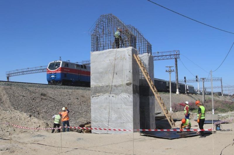 Аралда көптен күткен теміржол көпірінің құрылысы қызу жүріп жатыр