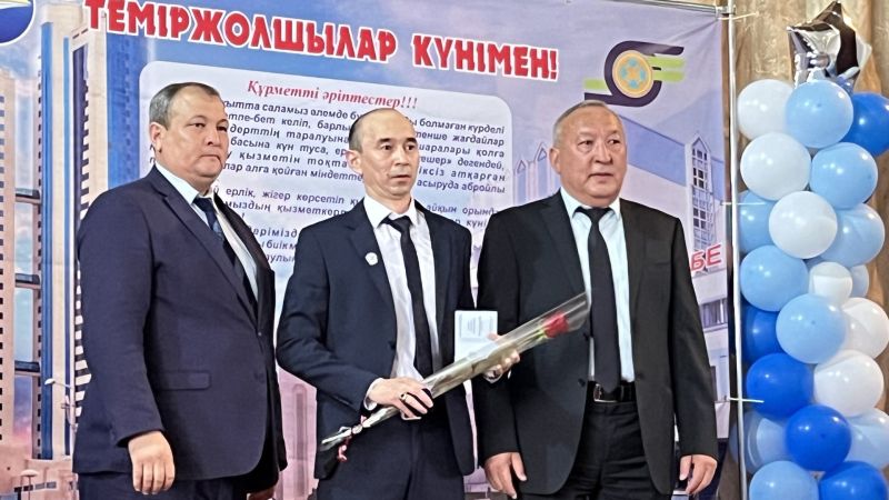 Ақтөбе мен Орал аймақтары бойынша төрт адам «Құрметті теміржолшы» атанды (Фото)