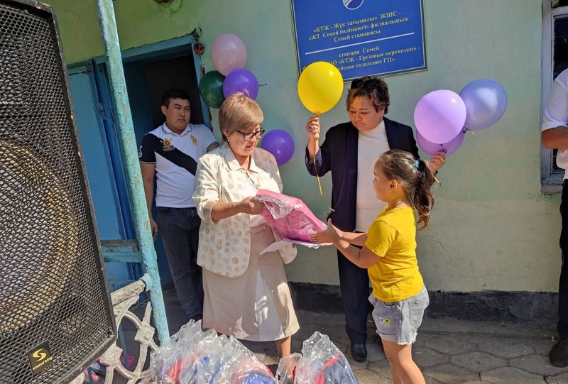Кәсіподақ оқушыларға тарту жасады