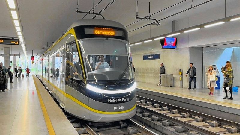 Китайский поезд метро впервые введен в эксплуатацию в Европе