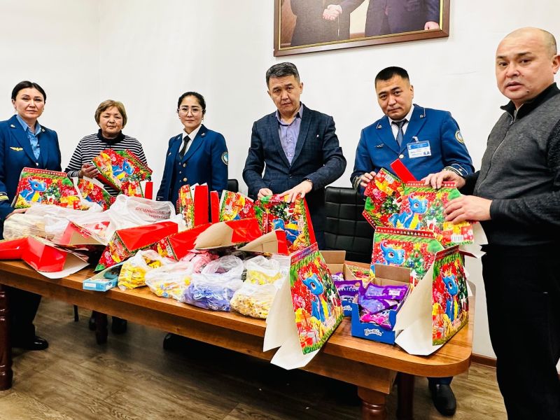 Предновогоднее добро: 42 особенных малыша получили сладкие подарки от железнодорожников