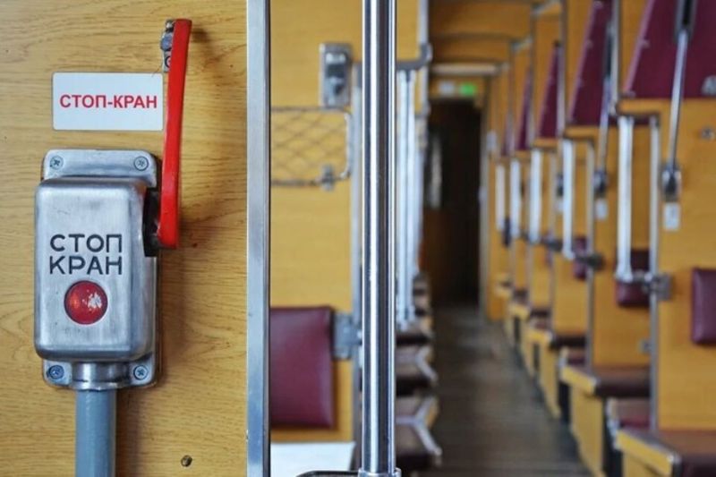 Пойыздың тоқтату кранын жұлып алған екі жолаушыға айыппұл салынды