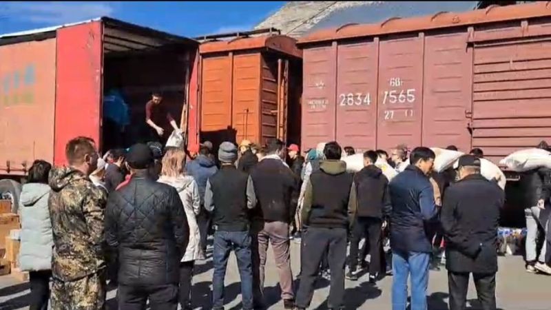Более 65 тонн гуманитарной помощи отправили по железной дороге из Семея в Костанайскую область